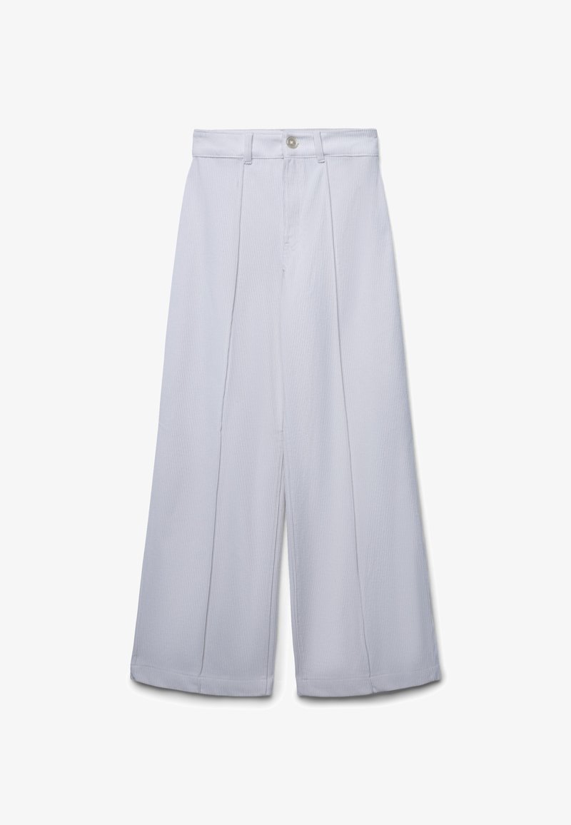 Pantaloni bianchi a vita alta con gamba larga, cuciture verticali, chiusura con bottone e passanti per la cintura su uno sfondo bianco.