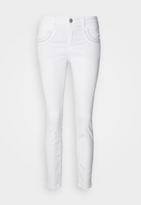 Jean en denim blanc à coupe slim, avec poches avant, couture décorative et fermeture à un bouton à la taille.