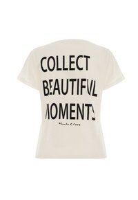 T-shirt bianca in cotone con una vestibilità ampia, caratterizzata da un grande testo nero sul retro che recita "COLLEZIONA MOMENTI BELLI" e una firma.