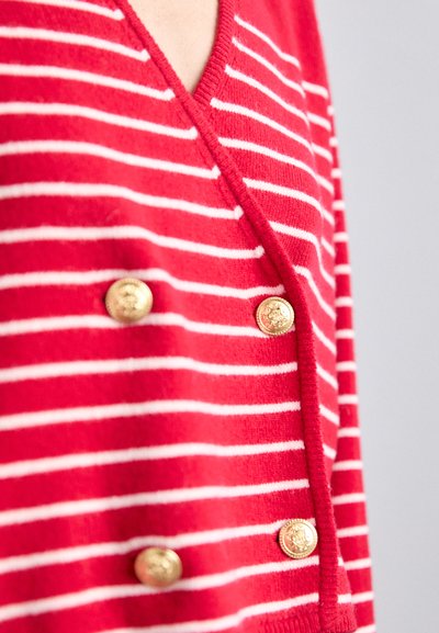 Rood-witte gestreepte cardigan met een V-hals ontwerp, voorzien van gouden knopen als accenten en een zachte textuur.