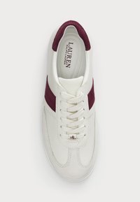 Biele tenisky s bordovými semišovými akcentmi, hladkým koženým vrchom, okrúhlou špičkou a plochými šnúrkami. Obsahujú logo vyšívané na jazyku.