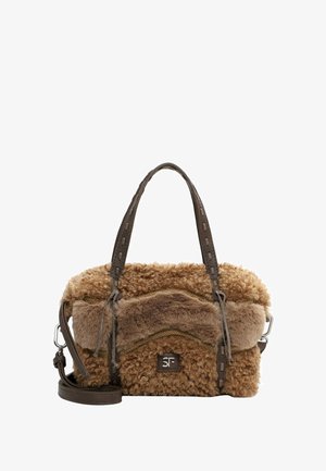 Borsa in shearling marrone con una finitura testurizzata, dotata di una tracolla liscia marrone e un accento, e di una piccola etichetta con logo sul davanti.