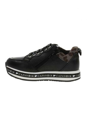 Sneaker nera con tomaia in pelle texture, zip laterale, fodera con stampa leopardata e suola bianca spessa con lettering del marchio.