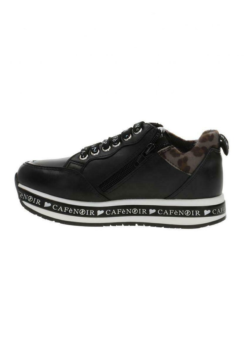 Sneaker nera con tomaia in pelle texture, zip laterale, fodera con stampa leopardata e suola bianca spessa con lettering del marchio.