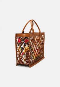 Bruine leren net totebag met handvatten en een kleurrijke stoffen tas binnenin, tegen een witte achtergrond.