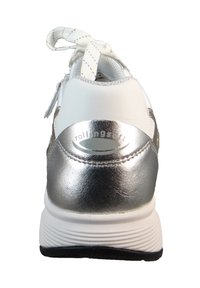 Białe skórzane sneakersy z metalicznym srebrnym akcentem, okrągłym noskiem i teksturowaną podeszwą. Posiadają białe sznurówki i logo z tyłu.