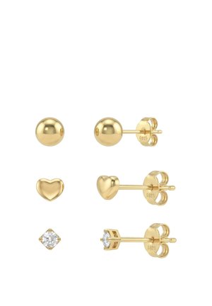 Tre par guld ørestikkere: kugleformede, hjerteformede og diamant-slebne klare sten i en guldbesætning med sommerfugle-låse.