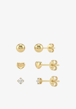 Tre par guld ørestikkere: kugleformede, hjerteformede og diamant-slebne klare sten i en guldbesætning med sommerfugle-låse.