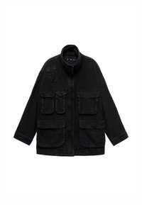 Zwarte denimjas met een hoge kraag, ritssluiting aan de voorkant en meerdere voorzakken met klepsluitingen. Losse pasvorm en minimale stikdetails.