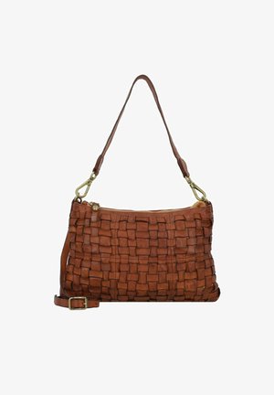 Bolso de mano de cuero trenzado marrón con cierre de cremallera, correa corta para el hombro y correa larga ajustable. Presenta acentos de hardware en latón.