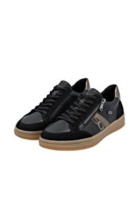 Baskets noires et grises présentant un mélange texturé de cuir et de daim, avec une fermeture éclair sur le côté, une semelle en caoutchouc beige, et des accents en motif.