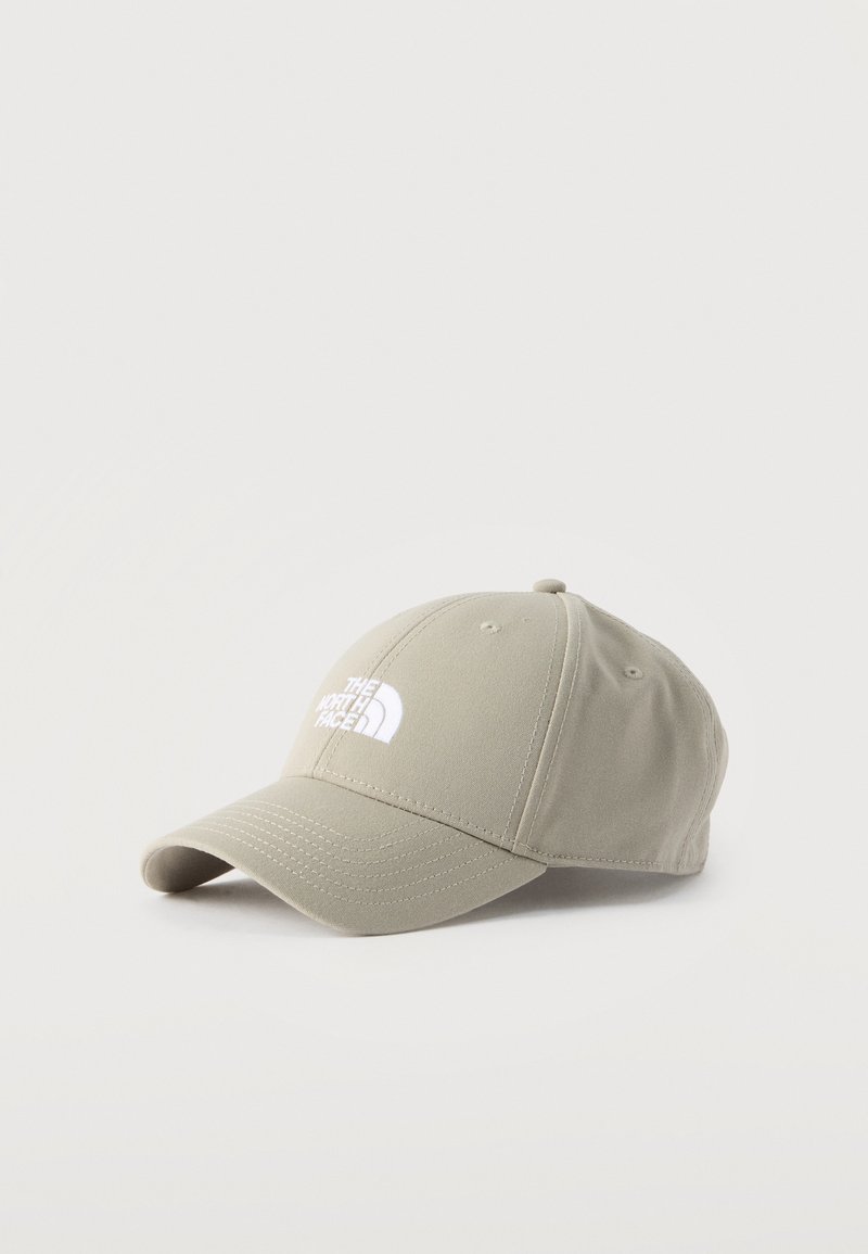 Γκρι καπέλο μπέιζμπολ με καμπυλωτό γείσο, κατασκευασμένο από ύφασμα, με κεντημένο λευκό λογότυπο στο μπροστινό μέρος και ραμμένες λεπτομέρειες.