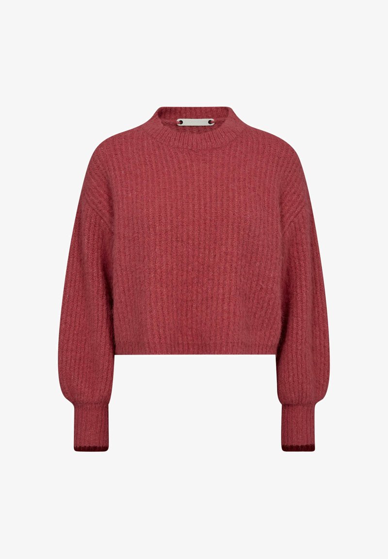 Roter, verkürzter Pullover aus einem gerippten Strickmaterial mit hohem Halsausschnitt und zwei Metallakzenten sowie weiten Ärmeln.