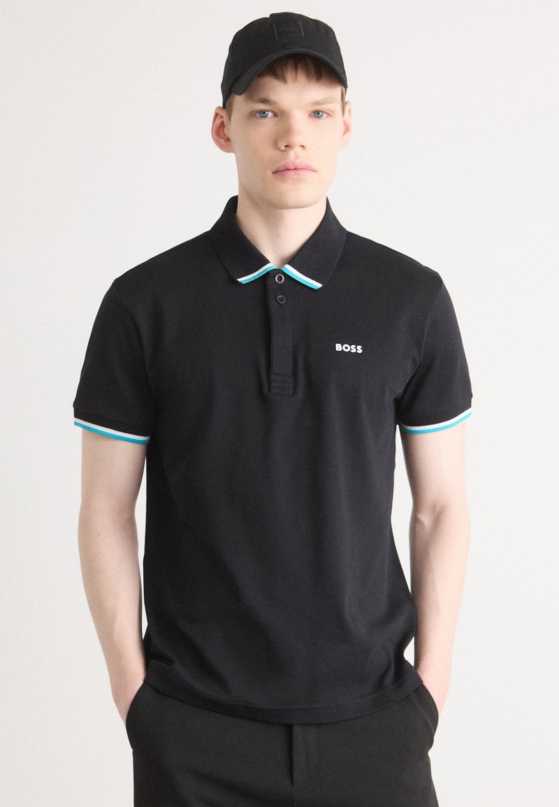 Czarna koszulka polo z kołnierzykiem wykończonym turkusowym akcentem, z dwoma guzikami przy dekolcie oraz małym białym logo na piersi.