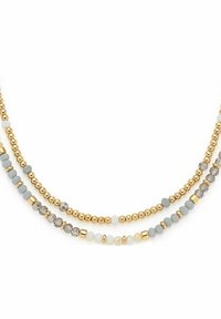 Tre collane a strati con perle d'oro, pietre grigie e bianche e accenti di cristallo in varie forme e dimensioni.