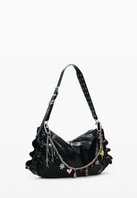 Must nahast õlakott hõbedase kettiga ja värvikate tähtede, südamete ning ripatsite kaunistustega ning reguleeritava naeltega rihmaga.