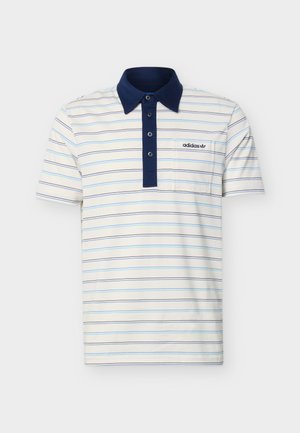 Λευκό πόλο μπλουζάκι με λεπτές οριζόντιες ρίγες σε ναυτικό και ανοιχτό μπλε, ναυτικό γιακά και λωρίδα με κουμπιά, και μικρό λογότυπο Adidas στην τσέπη στο στήθος.