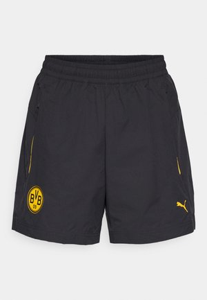 Schwarze Sportshorts mit elastischem Bund, seitlichen Taschen, gelbem BVB-Logo und Puma-Logo, mit glatter Textur und leichtem Design.