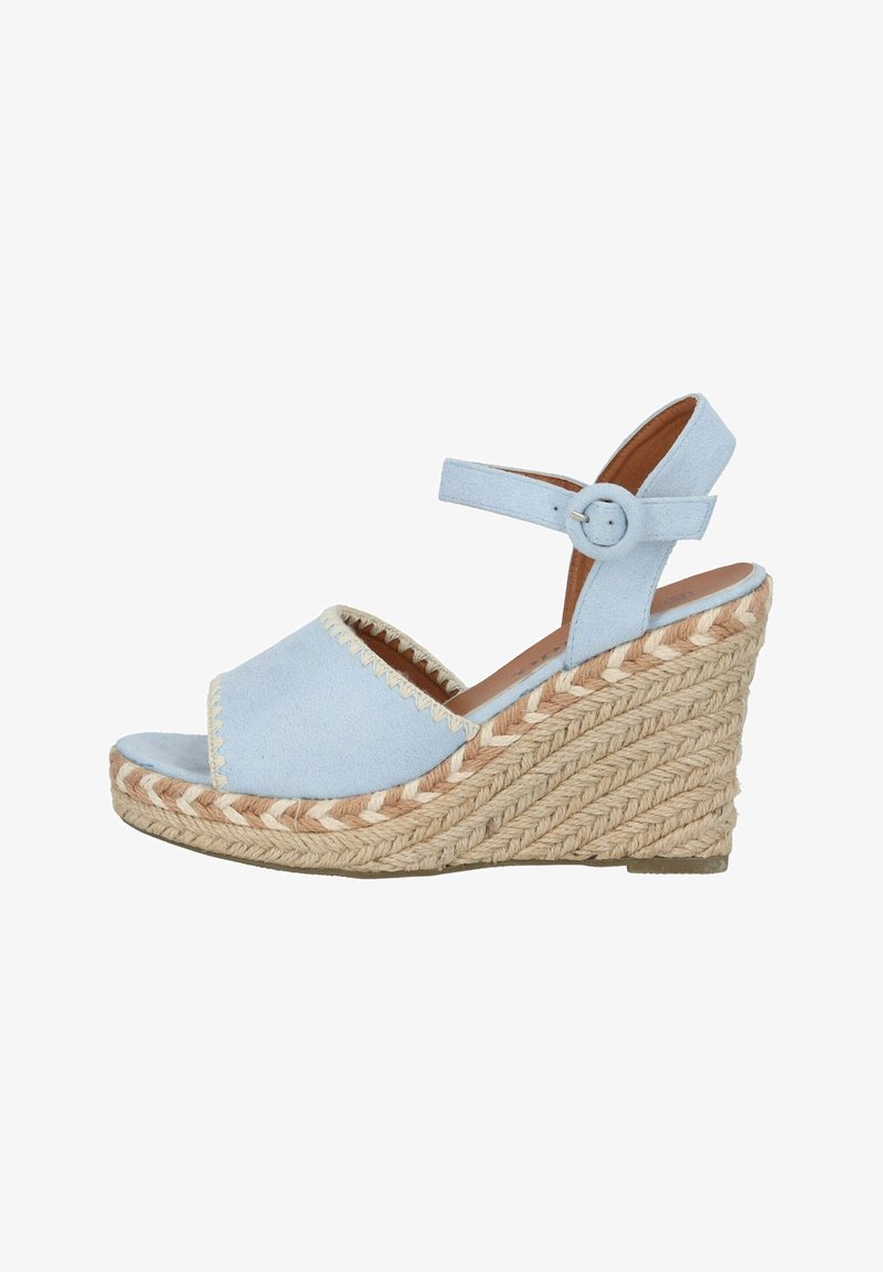 Sandale compensée en daim bleu clair avec plateforme en jute tressé, bout ouvert, bride à la cheville et fermeture à boucle ronde, vue de côté sur fond blanc.