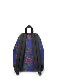 Sac à dos présentant un tissu bleu vif avec un motif de feuilles vertes et rouges. Équipé de bretelles ajustables noires et d'une poignée supérieure pour le transport.