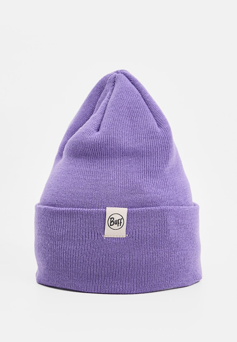 Lila stickad mössa med ribbad textur, med en vikbar kant och en liten vit etikett med varumärket "Buff."