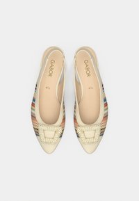 Μπαλαρίνες slingback με μυτερή μύτη σε κρεμ χρώμα με πολύχρωμο ζιγκ ζαγκ μοτίβο. Διαθέτουν υφασμένη λεπτομέρεια αγκράφας στη μύτη και λείο εσωτερικό επένδυση.