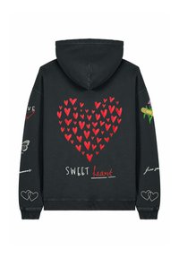 Cette hoodie noire présente un grand motif de cœur rouge avec des cœurs rouges plus petits, et le texte "SWEET heart". Des motifs supplémentaires sur les manches incluent un papillon et des fleurs.