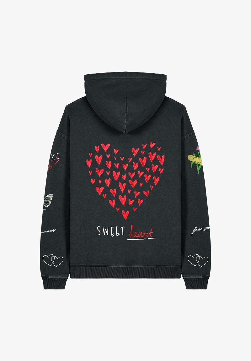 Juodas džemperis su dideliu raudonu širdies dizainu, supančiu mažesnes širdis, su tekstu "SWEET heart" ir įvairiomis grafikomis ant rankovių.