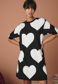 Next REGULAR FIT  - Camicia da notte - black white heart