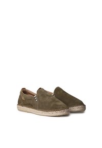 Olivgrön mocka slip-on skor med en sula av jute rep och randig inredning. Rundad tå och ingen synlig hårdvara eller varumärke.