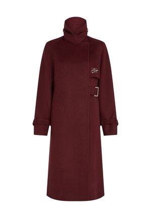 Bordeaux wollen blend jas met een hoge kraag, asymmetrische sluiting en een metalen gespsluiting. Heeft lange mouwen met omgeslagen manchetten.