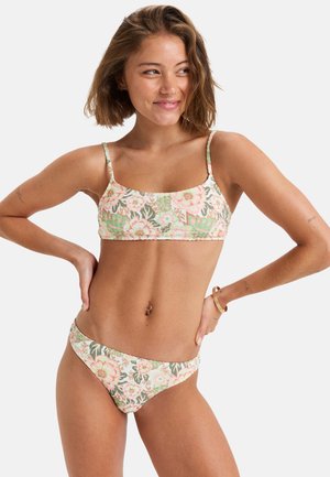 Bloemen bikini set met een multicolor ontwerp met roze en groene bloemen. De top heeft dunne bandjes en de onderkant heeft een lage taille.