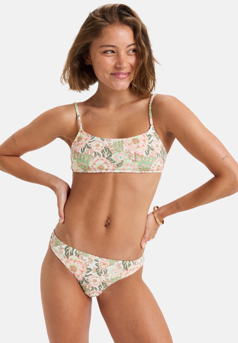 Ensemble de bikini floral avec un design multicolore comprenant des fleurs roses et vertes. Le haut a des bretelles fines et le bas a une taille basse.