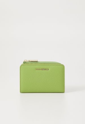 Portafoglio verde in pelle con superficie testurizzata, forma rettangolare, hardware in tono dorato e logo emblematico sulla parte anteriore. Chiusura zip.