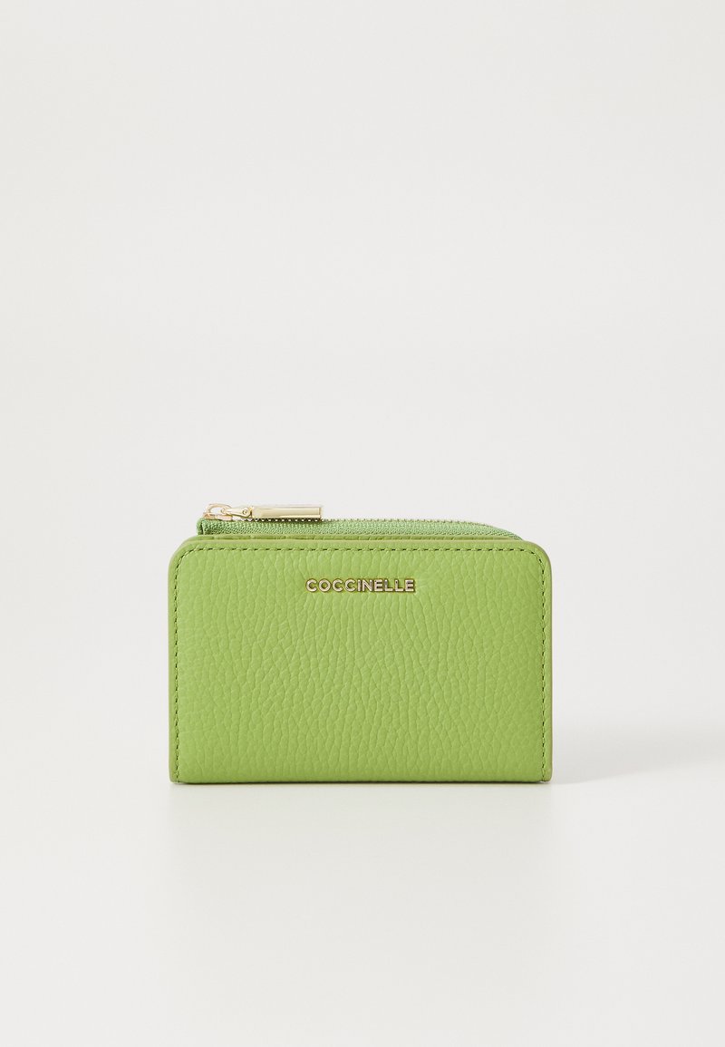 Billetera de cuero verde con superficie texturizada, forma rectangular, herrajes en tono dorado y logotipo embossado en la parte frontal. Cierre con cremallera.