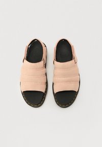 Roze antilop sandale s crnim gumama, s tri horizontalne trake i žutima šavovima uz rub potplata.