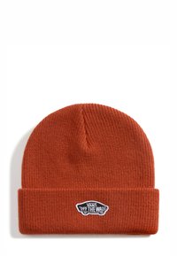 Beanie lavorato a maglia di colore arancione bruciato, con risvolto e una patch bianca con il logo Vans "Off the Wall". Materiale testurizzato e elasticizzato.