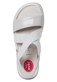 Vit sandal med ett texturerat tygband och slät läderöverdel över en vadderad fotbädd, med gummisula och röd logotyp.