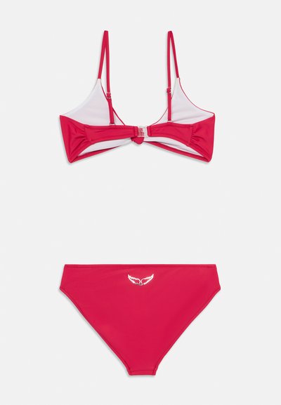 Completo bikini rosso con top triangolare dotato di spalline regolabili, chiusura a gancio e pantaloni a vita alta abbinati con dettaglio del logo.