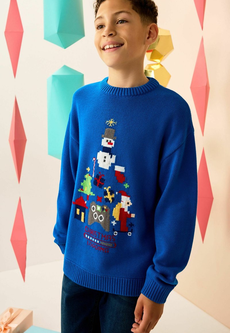 Maglione azzurro lavorato a maglia con un design natalizio che presenta un pupazzo di neve, un albero, Babbo Natale e accenti colorati. Collo e polsini a coste.