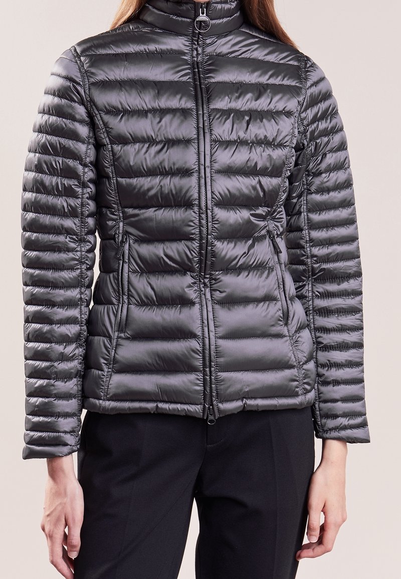 Dunkelgraue wattierte Jacke mit hohem Kragen, horizontalem Steppdesign, Reißverschluss und Seiten Taschen. Glatte, glänzende Stofftextur.