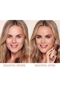 Vorher-Nachher-Vergleich einer Frau mit langen, blonden Haaren. Die linke Seite zeigt die natürliche Haut; die rechte Seite zeigt aufgetragenes Make-up, einschließlich einer Foundationflasche.