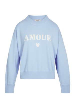 Pull bleu clair à manches longues avec poignets et ourlet côtelés, arborant le texte "AMOUR" et un petit cœur blanc sur la poitrine.
