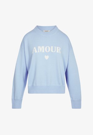Pull bleu clair à manches longues avec poignets et ourlet côtelés, arborant le texte "AMOUR" et un petit cœur blanc sur la poitrine.