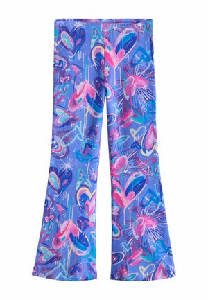Niebieskie spodnie o szerokich nogawkach z żywymi różowymi, fioletowymi i zielonkawoniebieskimi wzorami serc i abstrakcyjnymi wzorami w stylu graffiti na całej powierzchni.