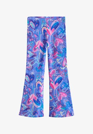 Blauwe broek met wijde pijpen met levendige roze, paarse en blauwgroene hart- en abstracte graffiti-achtige patronen overal.
