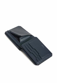 Il portafoglio in pelle blu navy presenta una sezione con cerniera e numerosi slot per carte, con un esterno testurizzato e un interno liscio e lucido.