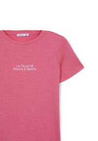 T-shirt rosa in cotone con colletto girocollo e maniche corte. Presenta del testo ricamato bianco che recita "LA FELICITÀ PUNTO E BASTA" sul davanti.