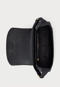 Carteira preta com exterior texturizado, ferragens douradas e um interior aberto que mostra um bolso com fecho e forro de tecido. Sem padrões visíveis.