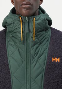 Helly Hansen STOWE HOODED HYBRID JACKET UNISEX - Zimní bunda - jungle green